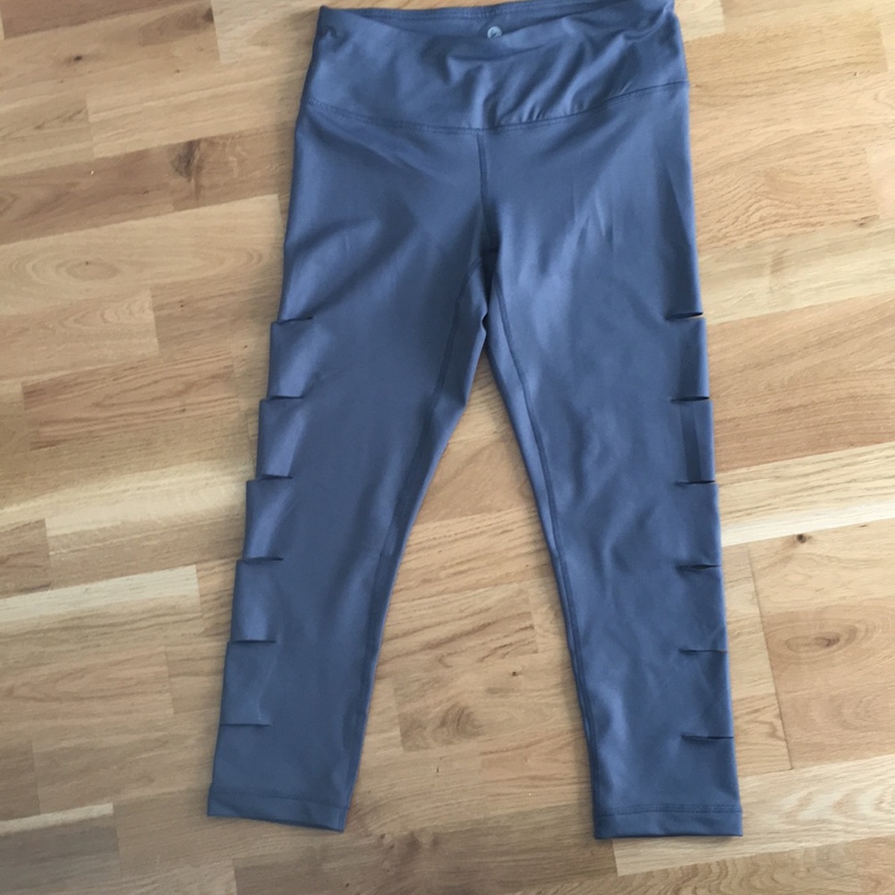Side slit yoga pants capri
